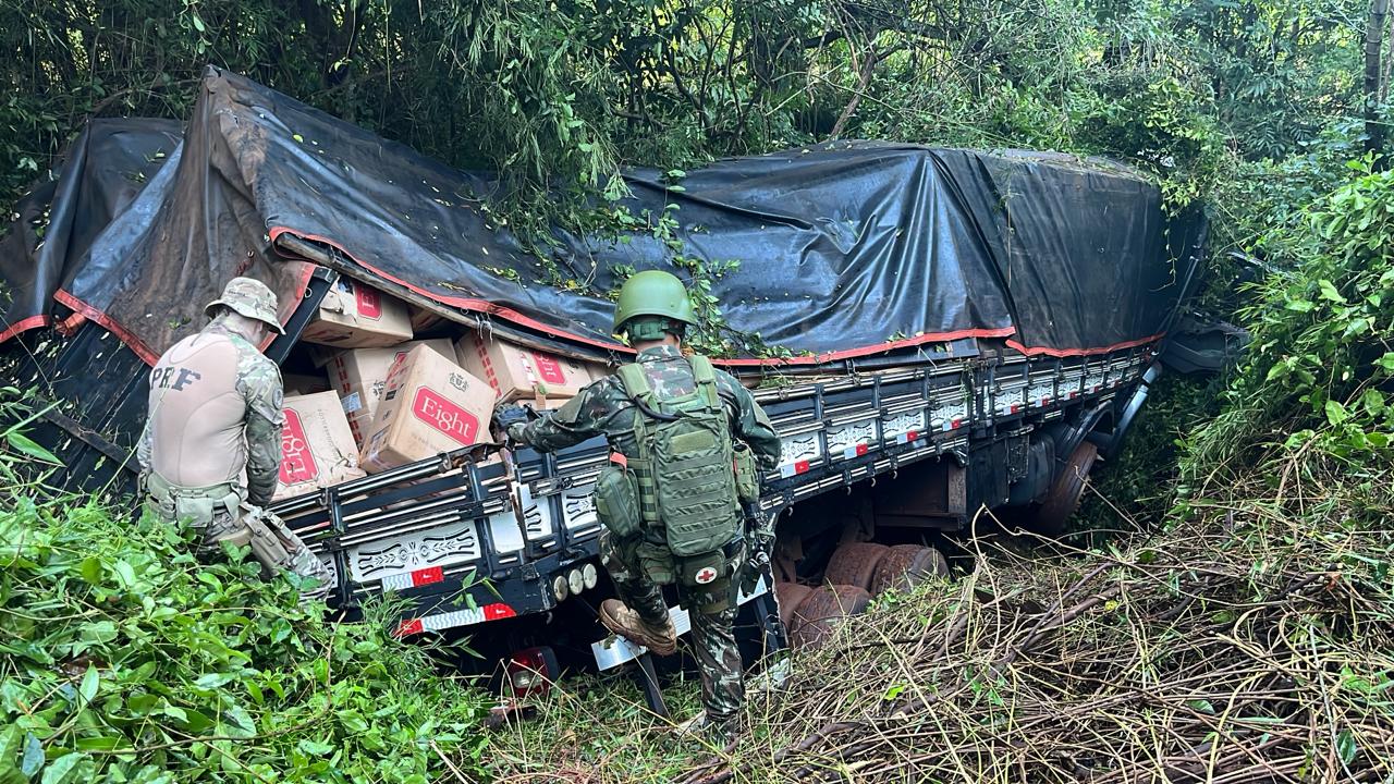 PRF e Exército Brasileiro apreendem caminhão carregado com 350 mil maços de cigarro