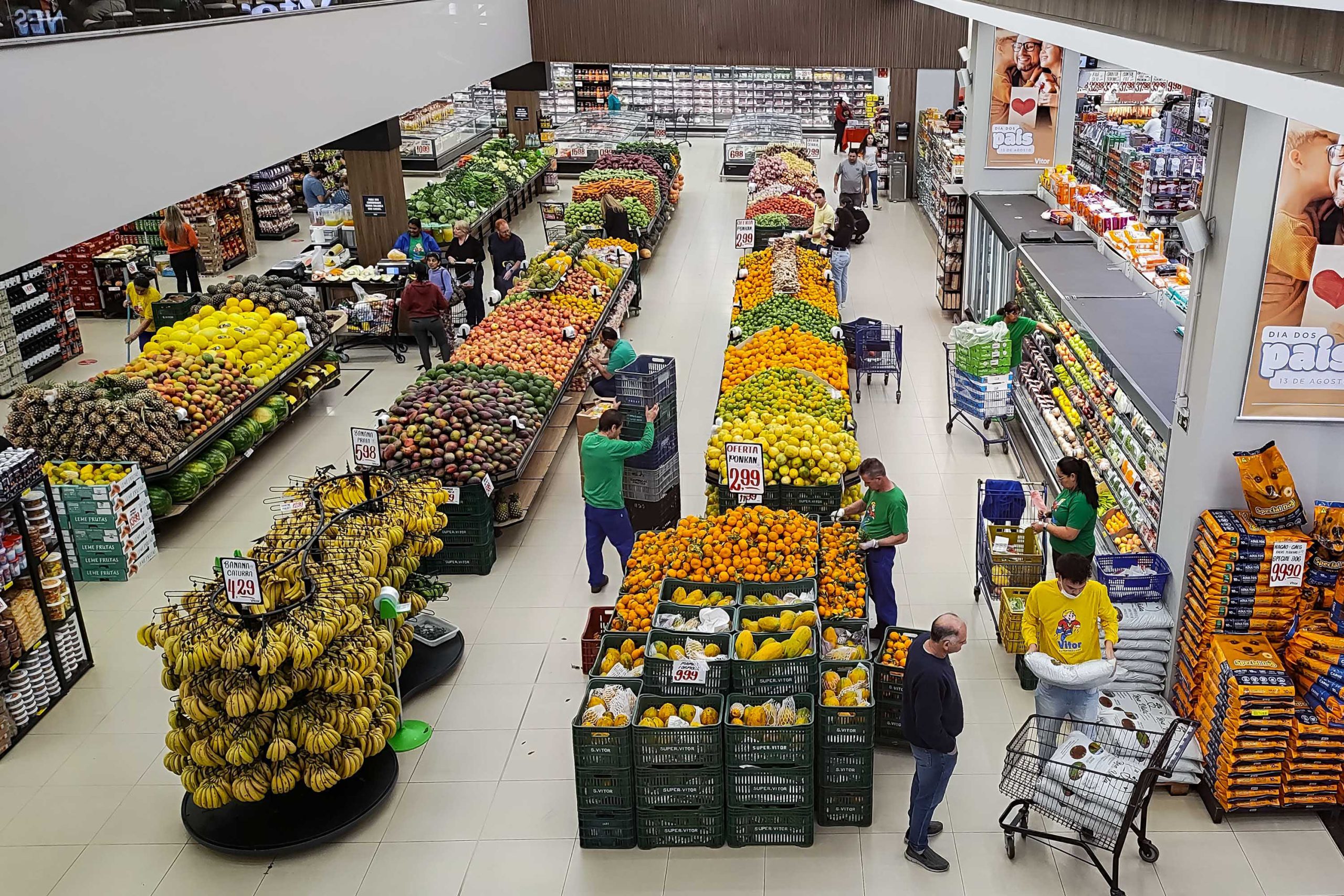 Ponta Grossa, 02 de agosto de 2023 - Prateleiras de supermercado.