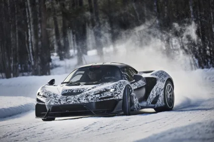Descubra os carros McLaren W1 testados no Círculo Polar Ártico, otimizados para desempenho em climas frios - Foto: Divulgação
