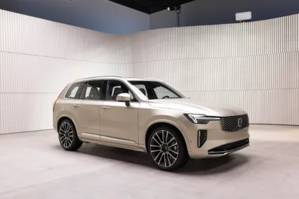 Descubra os novos recursos dos carros Volvo com o lançamento da nova XC90, um SUV híbrido de luxo ainda mais impressionante - Foto: Divulgação