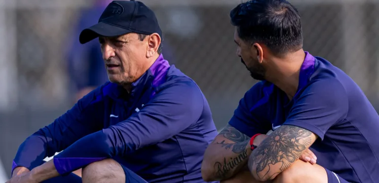 Acompanhe a pressão em torno de Grêmio, Vasco e Corinthians no futebol brasileiro após resultados críticos em suas competições - Foto: Rodrigo Coca/Agência Corinthians Acompanhe a pressão em torno de Grêmio, Vasco e Corinthians no futebol brasileiro após resultados críticos em suas competições - Foto: Rodrigo Coca/Agência Corinthians