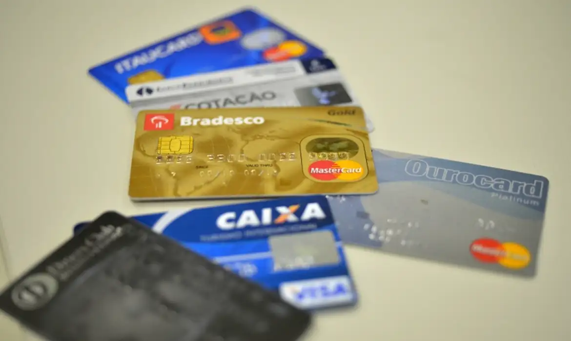 Taxas de juros em Brasil aumentam, impactando famílias e empresas. Descubra como o crédito livre está afetando seu bolso - Foto: Agência Brasil Taxas de juros em Brasil aumentam, impactando famílias e empresas. Descubra como o crédito livre está afetando seu bolso - Foto: Agência Brasil