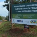 A placa na entrada do bairro aponta a data limite de entrega para o dia 3 de março deste ano - Foto: Paulo Alexandre/O Paraná