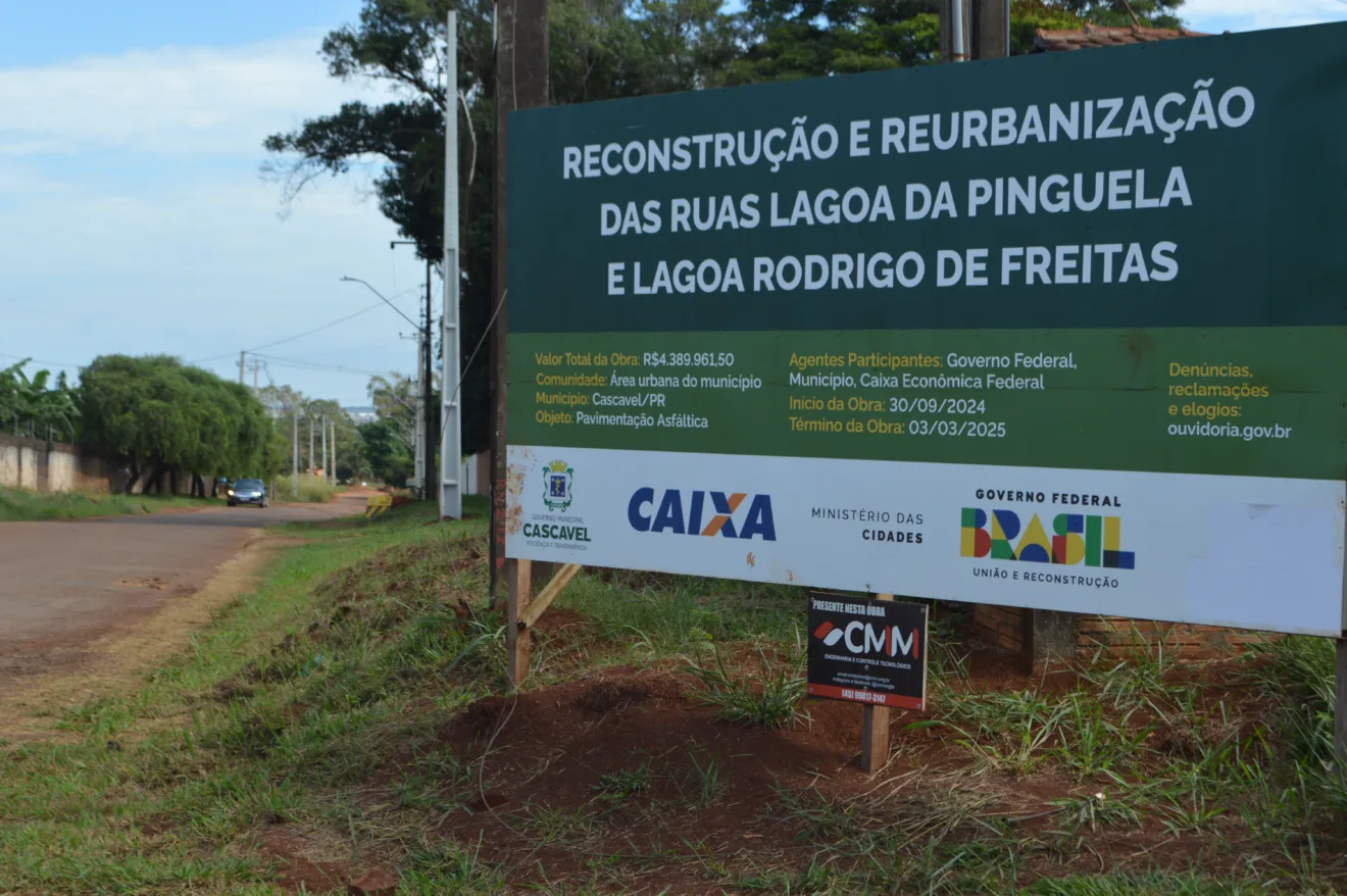 A placa na entrada do bairro aponta a data limite de entrega para o dia 3 de março deste ano - Foto: Paulo Alexandre/O Paraná A placa na entrada do bairro aponta a data limite de entrega para o dia 3 de março deste ano - Foto: Paulo Alexandre/O Paraná