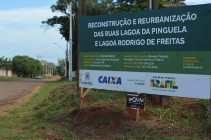 A placa na entrada do bairro aponta a data limite de entrega para o dia 3 de março deste ano - Foto: Paulo Alexandre/O Paraná