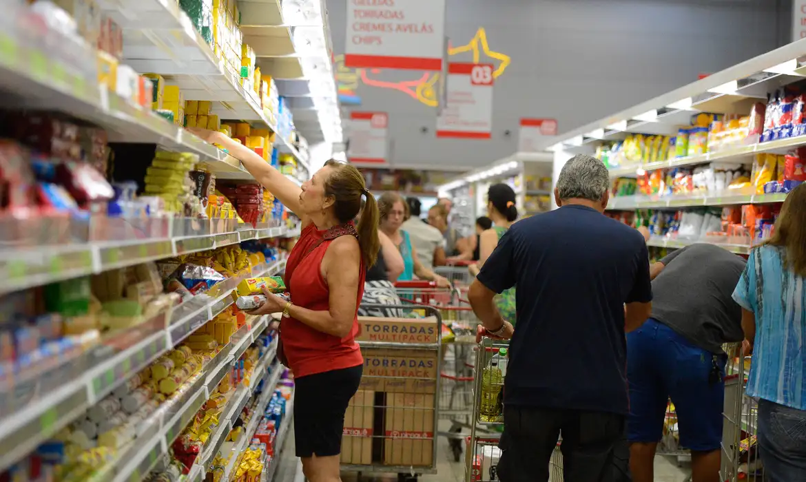 A Selic pode ser elevada a 14,75% na próxima reunião, conforme as previsões do Boletim Focus. Descubra mais sobre isso - Foto: Tânia Rêgo/Agência Brasil A Selic pode ser elevada a 14,75% na próxima reunião, conforme as previsões do Boletim Focus. Descubra mais sobre isso - Foto: Tânia Rêgo/Agência Brasil