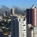 Incêndio de grandes proporções no Centro de Cascavel mobilizou bombeiros. Saiba mais sobre a rápida contenção das chamas - Foto: SOT