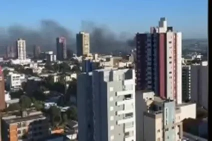 Incêndio de grandes proporções no Centro de Cascavel mobilizou bombeiros. Saiba mais sobre a rápida contenção das chamas - Foto: SOT
