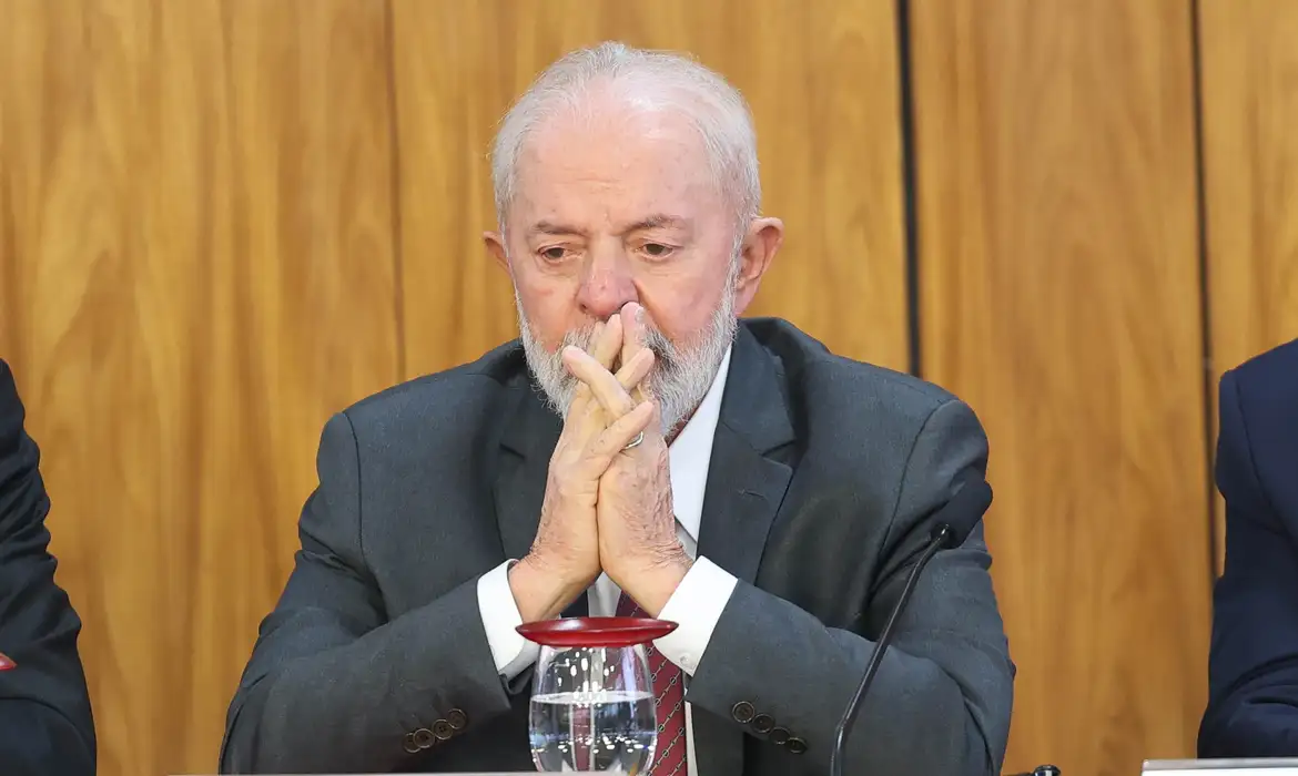 Lula discursa para poucas pessoas em evento vazio, refletindo a baixa popularidade e o desapego ao seu governo em 2024 - Foto: ABR