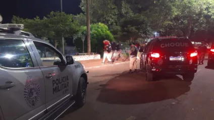 Operação da Polícia Militar em Cascavel aborda estabelecimentos e pessoas, resultando em multas e apreensões - Foto:  Divulgação/PM
