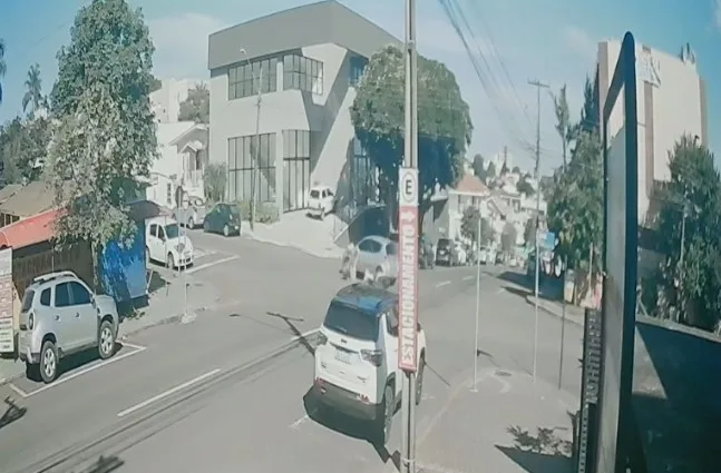 Furou! Câmera mostra acidente entre carro e moto na Rua Souza Naves Furou! Câmera mostra acidente entre carro e moto na Rua Souza Naves