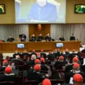 A instalação da Chamoné na Capela Sistina marca a busca pelo novo pontífice. Entenda o processo e suas implicações - Foto: Vaticano News