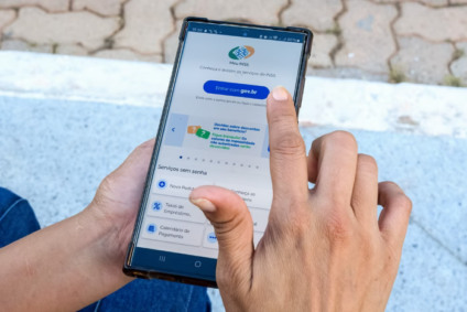 Confira o INSS realizando pagamentos de benefícios a aposentados e pensionistas. Saiba como consultar as datas dos depósitos - Foto: Metrópoles