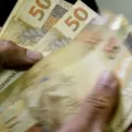 Aposentados começam a receber a primeira parcela do décimo terceiro. Descubra as datas de pagamento e mais informações - Foto:  Marcello Casal Jr/Agência Brasil